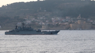 Rus Donanmasına ait gemi Çanakkale Boğazı’ndan geçti