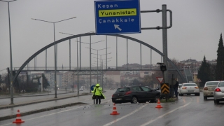 Malkara’da beton bariyerlere çarpan otomobilin sürücüsü yaralandı
