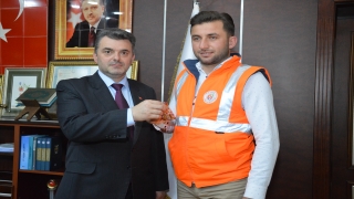 Başkan Sarı, barınağa götürdüğü köpek tarafından ısırılan belediye çalışanına altın hediye etti