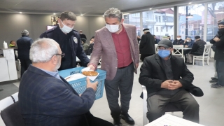Gölpazarı Belediye Başkanı Suer, vatandaşa çay ve simit ikram etti