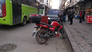 Kocaeli’de hafif ticari araçla çarpışan motosikletin sürücüsü yaralandı
