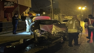 İstanbul’da park halinde bulunan okul servisine çarpan otomobildeki 2 kişi yaralandı