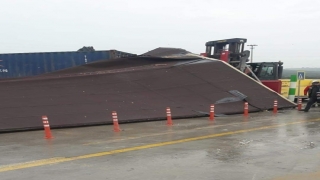 Gemlik’te tırın çarpmasıyla yıkılan prefabrik iş yerindeki 3 kişi yaralandı