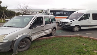 Tekirdağ’da servis minibüsünün çarptığı polis otosundaki 2 polis hafif yaralandı