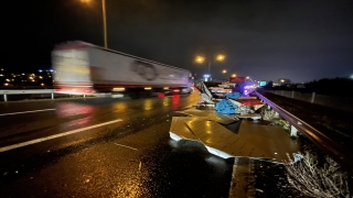 Kocaeli’de meydana gelen trafik kazası ulaşımın aksamasına neden oldu 