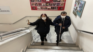 Görme engelli memur çift, evdeki dayanışmalarını iş yerinde de sürdürüyor