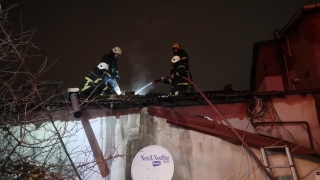 Gebze’de çıkan yangında bina çatısı hasar gördü