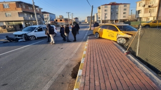 Kapaklı’da iki otomobilin çarpışması sonucu 1 kişi yaralandı