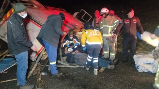 Bursa’da sondaj kamyonunun devrilmesi sonucu 2 kişi yaralandı