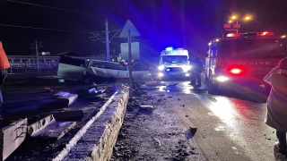 Sakarya’da tren istasyonunun duvarına çarpan otomobilin sürücüsü yaralandı