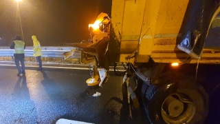 Sakarya’da kar küreme aracına çarpan otomobilin sürücüsü öldü