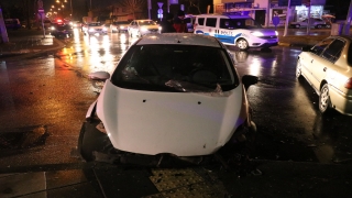 Sakarya’da iki otomobilin çarpışması sonucu 1’i ağır 4 kişi yaralandı