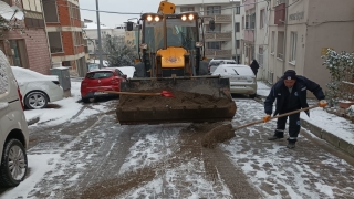 Biga Belediyesi ekipleri karla mücadelesine devam ediyor