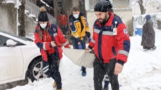 Kar nedeniyle hastaneye gidemeyen yaşlı kadının yardımına ekipler yetişti