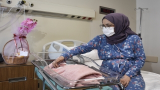 İş makinesiyle hastaneye yetiştirilen hamile kadın ilk bebeğini kucağına aldı