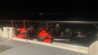 Balıkesir açıklarında Türk kara sularına itilen 10 düzensiz göçmen kurtarıldı