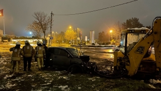 İstanbul’da otomobil iş makinesine çarptı, 2 kişi yaralandı 