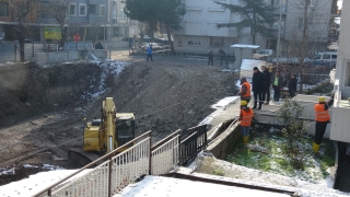 Balıkesir’de toprak kayması meydana gelen inşaat alanında dolgu çalışmaları başladı