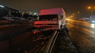 Kocaeli’de bariyere çarpan kamyonetin sürücüsü kazadan yara almadan kurtuldu