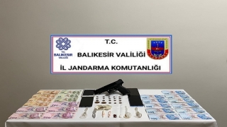 Balıkesir’de tarihi eser kaçakçılığı ve uyuşturucu ticareti yaptığı tespit edilen şüpheliler yakalandı