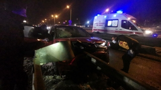 Kocaeli’de otomobilin bariyere çarptığı kazada 2 kişi yaralandı