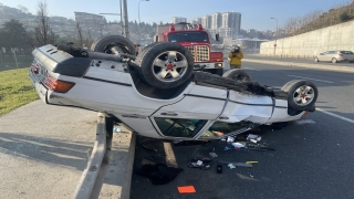 İstanbul’da devrilen otomobildeki kişi yaralandı