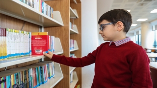Dokuz yaşındaki ”kitap kurdu” aynı anda 4 kitap okuyor