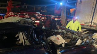 Balıkesir’de tırın dorsesinin altında sıkışan otomobilin sürücüsü öldü