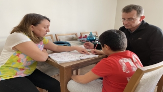 Koruyucu ailesi oldukları Deniz’e yuva sıcaklığı yaşattılar 