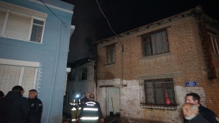 Balıkesir’de üst katında yangın çıkan 2 katlı ev kullanılamaz hale geldi