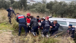 Balıkesir’de devrilen otomobilin sürücüsü yaralandı