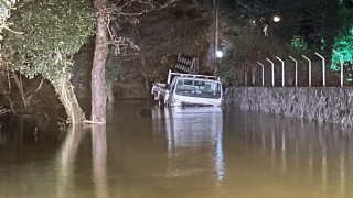 Beykoz’da derenin taşması sonucu yolda kamyonette mahsur kalan 3 kişi kurtarıldı
