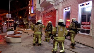 İstanbul’da ahşap kaplı binanın önünde yangın çıktı