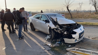 Edirne’de otomobilin çöp kamyonuna çarptığı kazada 2 kişi yaralandı