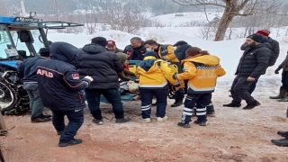 Hendek’te şambrelle karda kayarken duvara çarpan kişi yaralandı