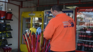 Ayvalık’ta market çalışanları giysileriyle kadına yönelik şiddete dikkati çekiyor