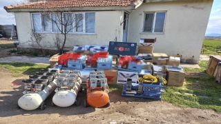 Çanakkale’de kaçak sigara imal edilen eve polis baskını