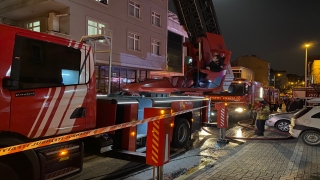 Ümraniye’de apartmanın çatısında çıkan yangın söndürüldü