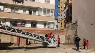 Kocaeli’de eve kilitlenen anne ve 2 çocuğunu itfaiye kurtardı
