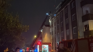 Üsküdar’da 8 katlı binanın çatı katında çıkan yangın söndürüldü 