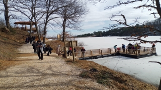 Küçükelmalı Tabiat Parkı buz tutan göletiyle çevre illerden ziyaretçilerini ağırlıyor