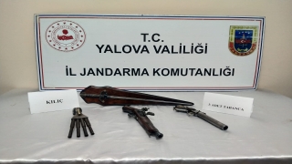 Yalova’da tarihi eser operasyonunda kılıç ve tabanca ele geçirildi