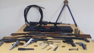 Sakarya’da kablo hırsızlığı şüphelisinin evinde çok sayıda silah ve mühimmat bulundu