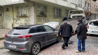 Bahçelievler’de motoru alev alan otomobildeki yangın söndürüldü