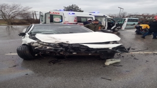 Kırklareli’nde işçi servisi ile otomobilin çarpıştığı kazada 6 kişi yaralandı