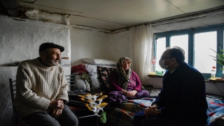 Vali Kızılkaya ziyaret sözü verdiği yaşlı çiftin evine konuk oldu