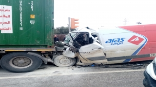 Balıkesir’de kazada hurdaya dönen minibüste sıkışan sürücü kurtarıldı
