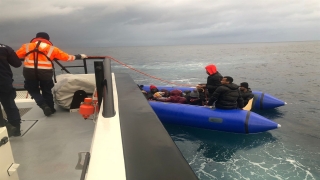 Ayvalık açıklarında geri itilen 17 düzensiz göçmen kurtarıldı