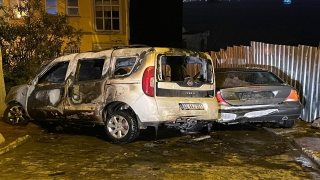 Beyoğlu’nda yanan iki araçtan biri kullanılamaz hale geldi 