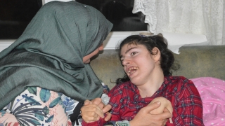 Engelli çocuğuna 31 yıldır bebek gibi bakıyor